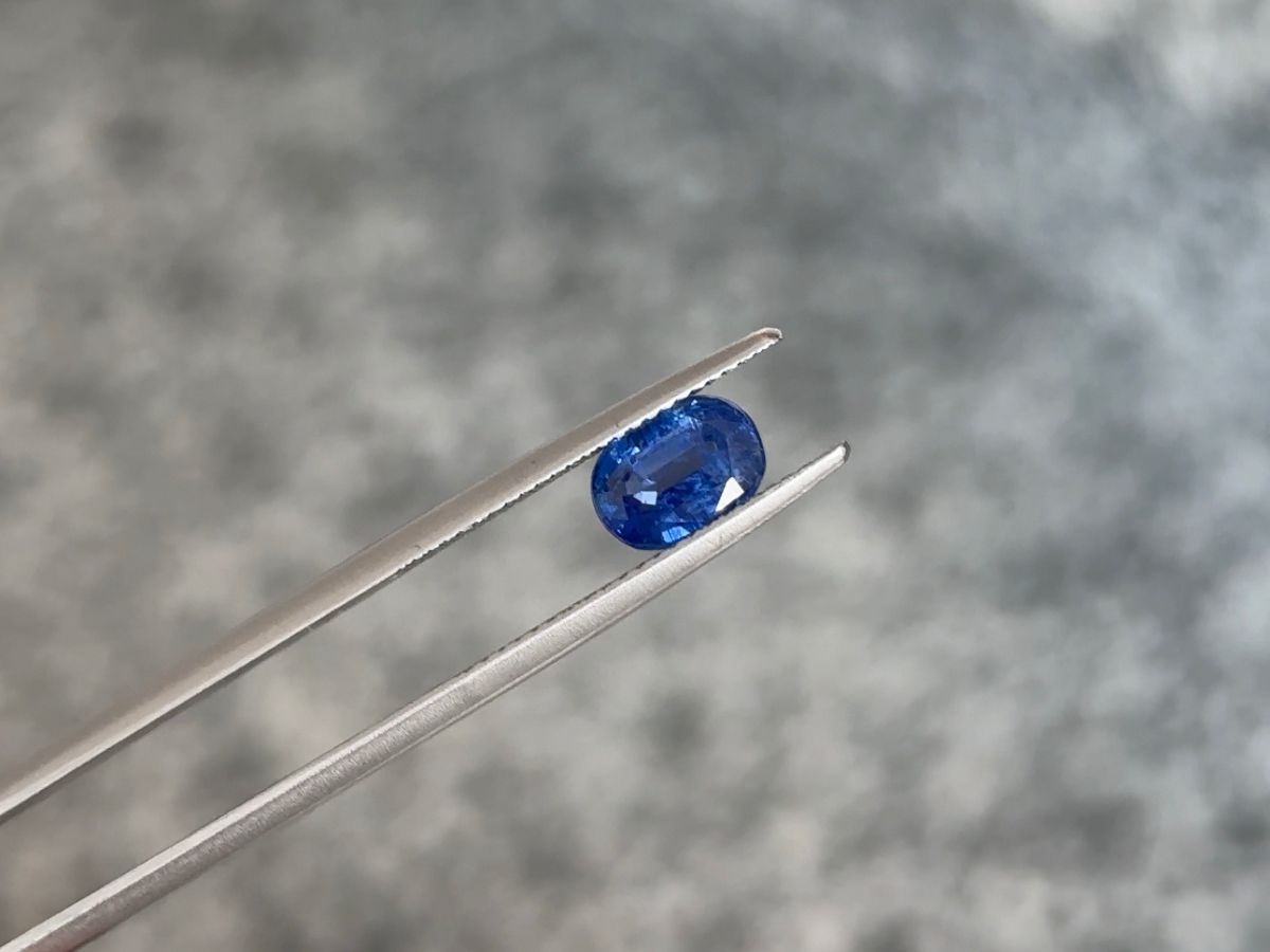 pietra naturale di cianite taglio ovale sfaccettato